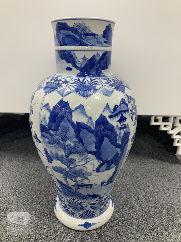清康熙青花开光山水人物纹大观音尊 - 图4